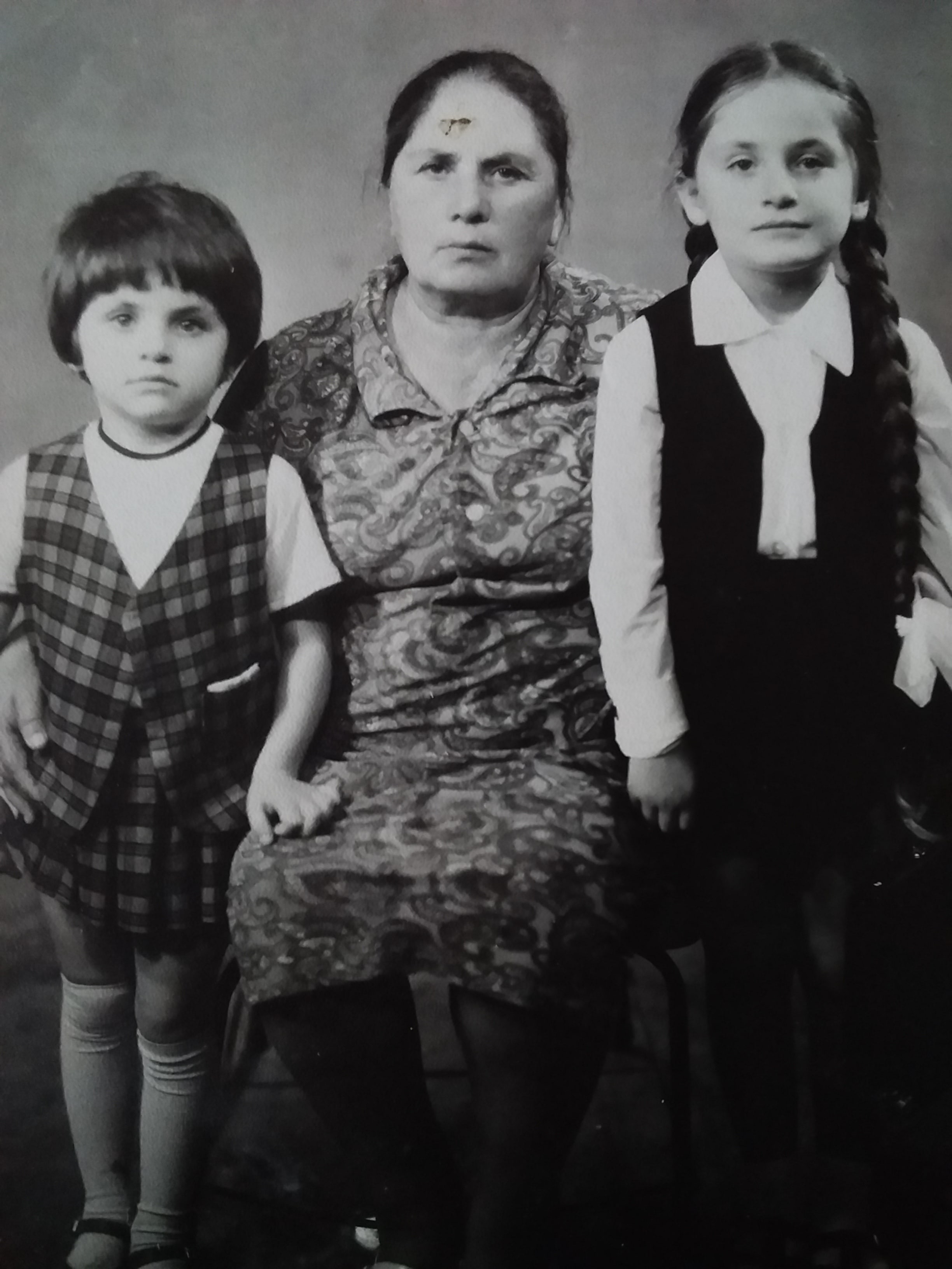 მაკა და ლელა ბულიები ბებიასთან