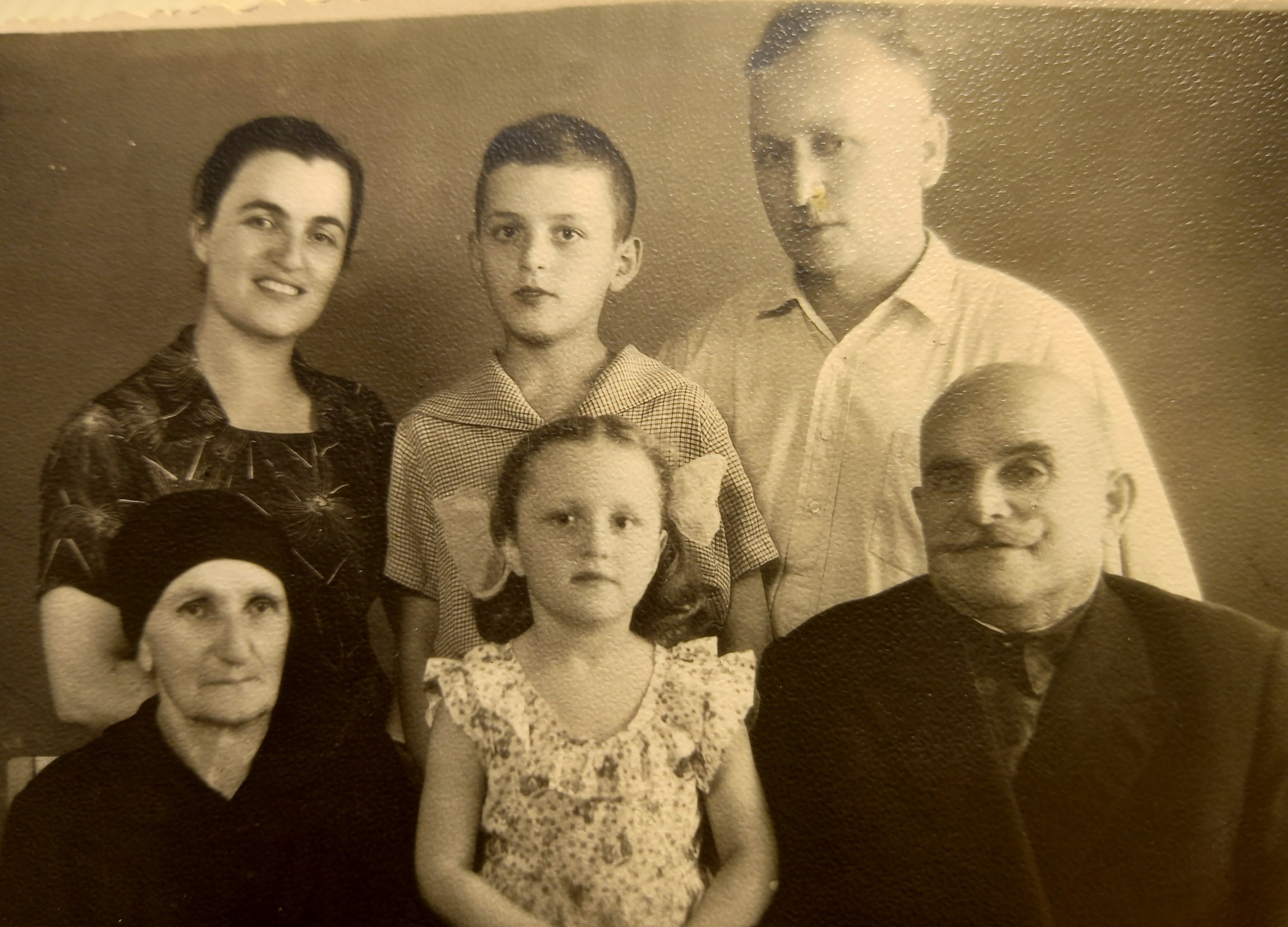 5. ნანა ძმასთან, მშობლებთან და დედის მხრიდან ბებია-ბაბუასთან ერთად