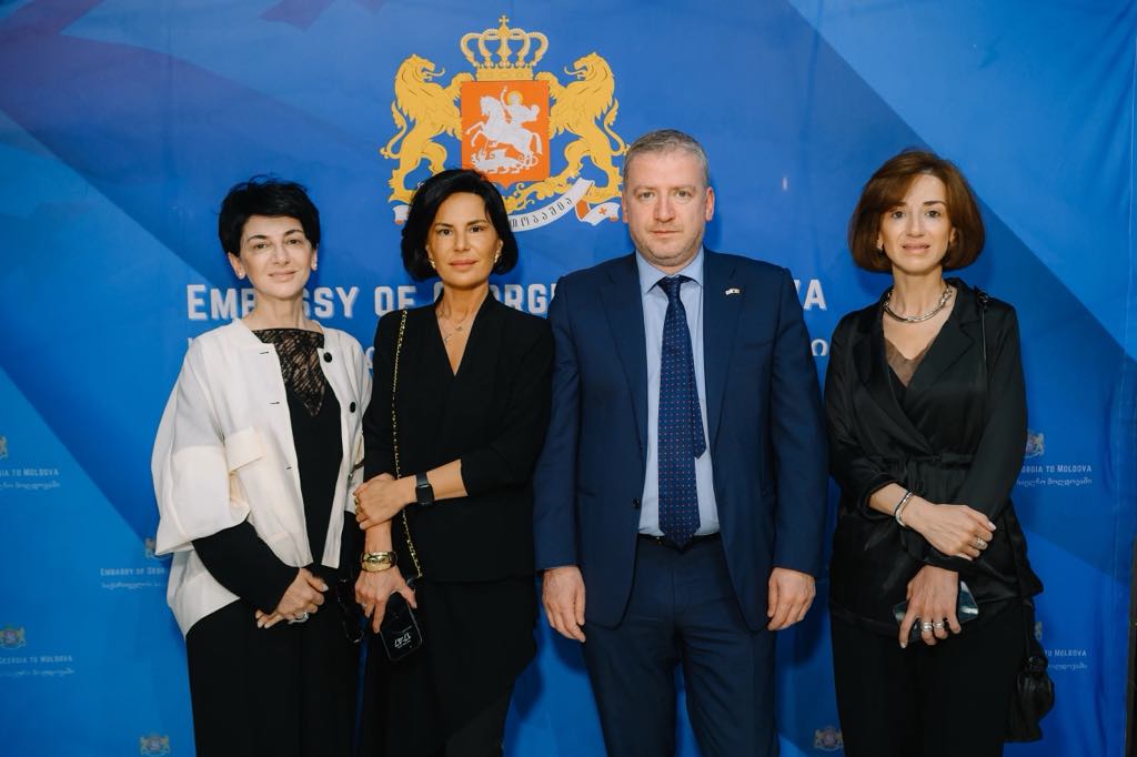 ლევან დიასამიძე მეუღლესთან და დებთან ერთად