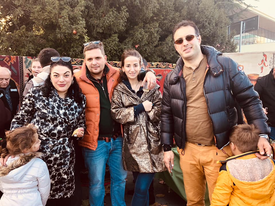 ნათია დიასამიძე მეუღლესთან და მეგობრებთან ერთად, მარცხ თამარ იბერი.jpg