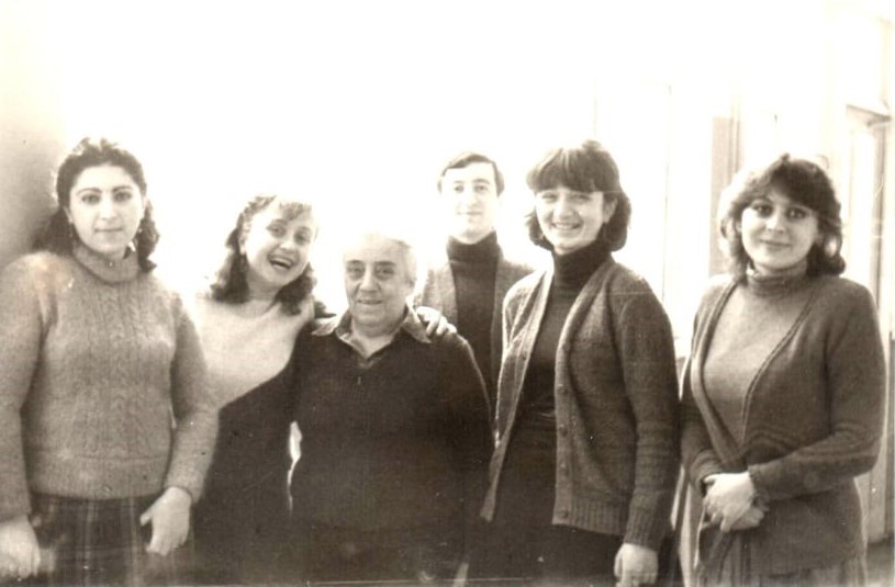 ქეთევან (კიწი) თუმანიშვილი მოსწავლეებთან ერთად